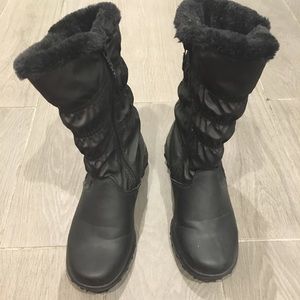 Totes winter boots size 6.